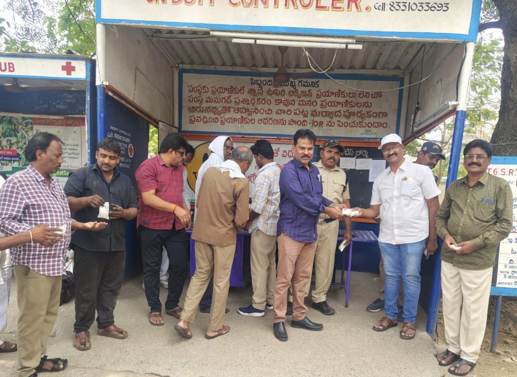 ఎండల తీవ్రత: ఆర్టీసీ సిబ్బందికి &lsquo;మజ్జిగ&rsquo; పంపిణీ