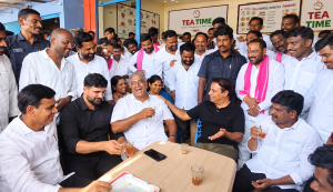 టీ టైం పాయింట్&zwnj;లో కేటీఆర్ సందడి.. కార్యకర్తలతో ఆత్మీయ ముచ్చట్లు
