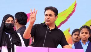 కరీంనగర్&zwnj;లో బీఆర్&zwnj;ఎస్ యువ సమరభేరి.. రేవంత్ సర్కార్&zwnj;పై కేటీఆర్ తీవ్ర విమర్శలు